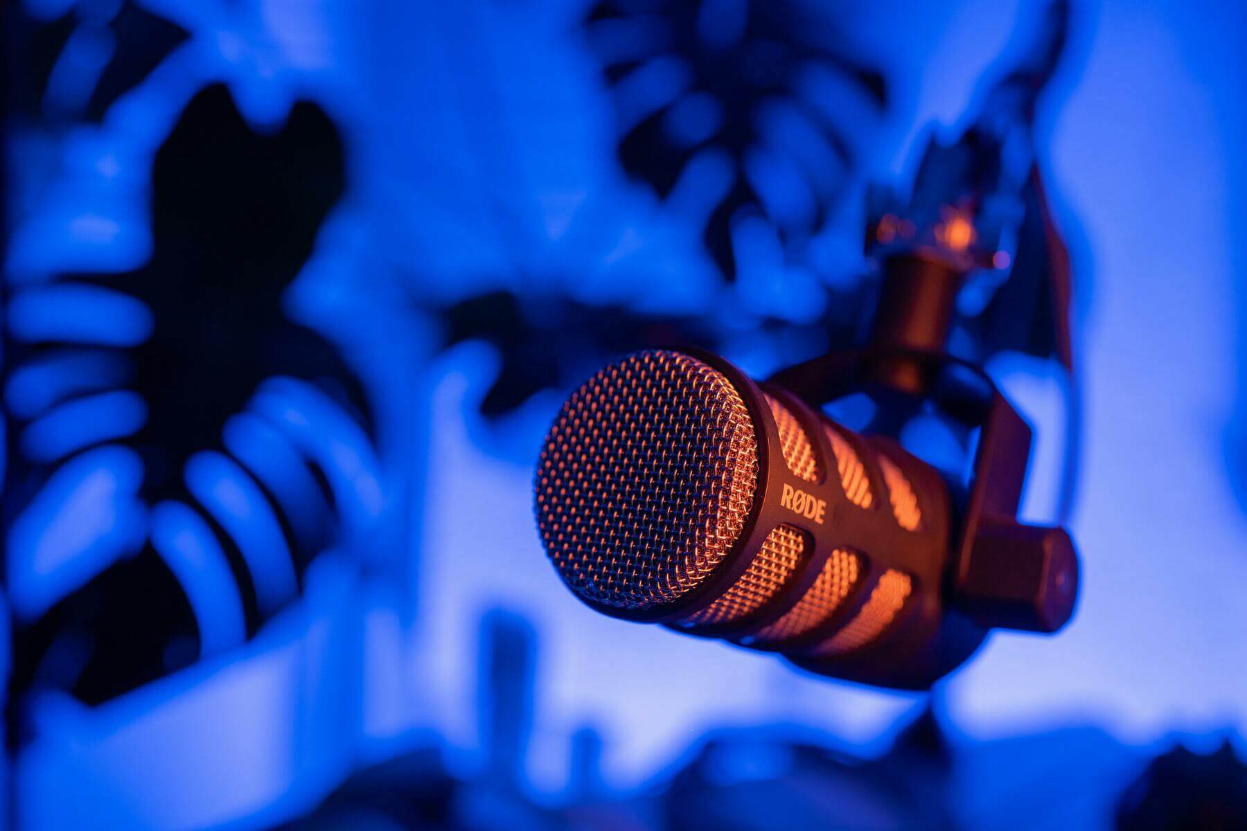 natural-microphone-blue-audio-equipment-entertainment-performing-arts-1683340-pxhere.com