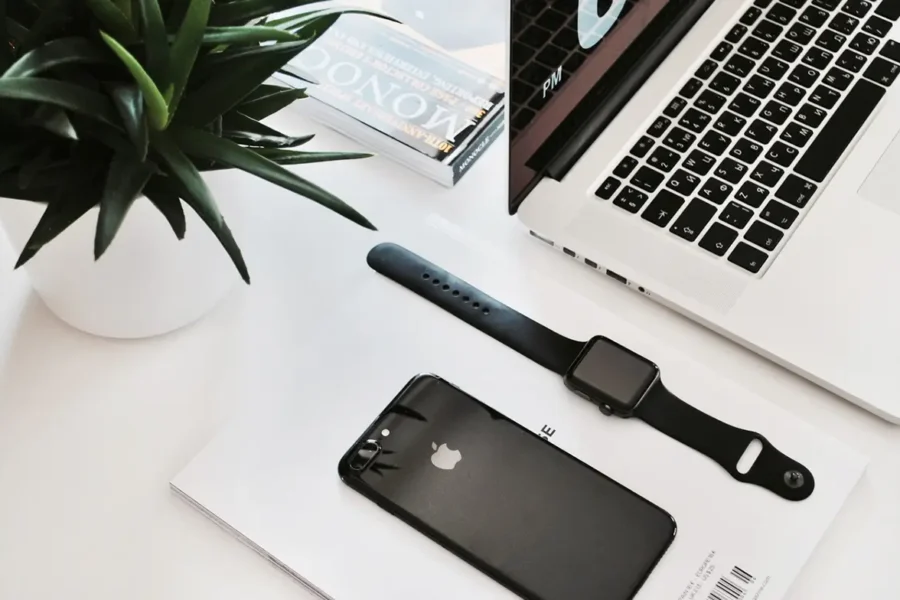 smartphone-hand-technology-gadget-mobile-phone-design-1407938-pxhere.com